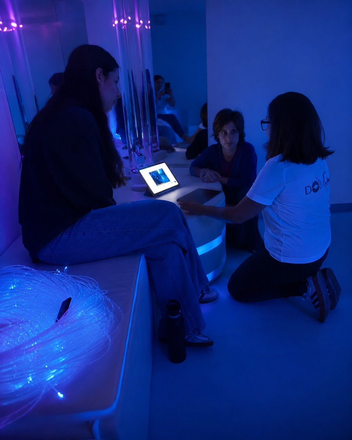 Profesional de JACE acompañando una sesión en un entorno Snoezelen